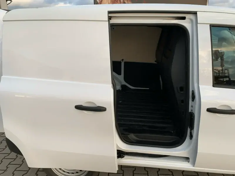 Otwarte boczne drzwi przesuwne w Mercedesie Citan z widoczną podłogą ładowni