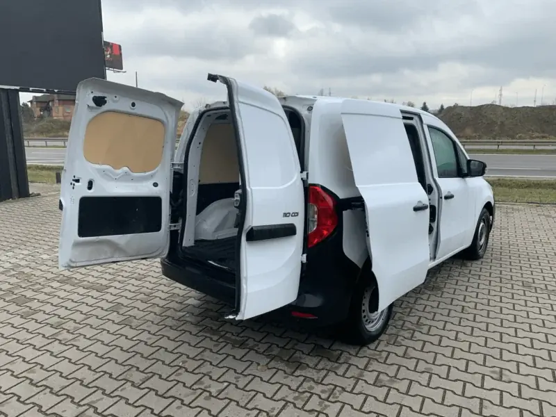 Otwarte tylne drzwi skrzydłowe Mercedesa Citan