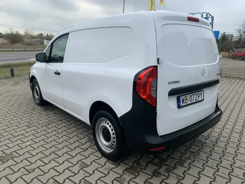 Mercedes-Benz Citan jadący drogą, widok z boku