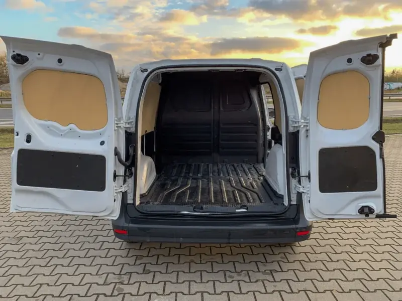 Pusta przestrzeń ładunkowa Mercedesa Citan widziana przez otwarte tylne drzwi