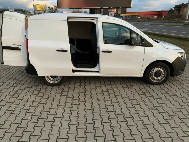 Mercedes Citan z otwartymi drzwiami bocznymi stojący przy krawężniku