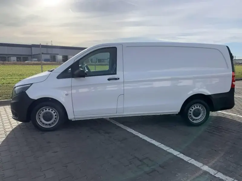 Mercedes-Benz Vito Long L2H1 w białym lakierze, widok z boku